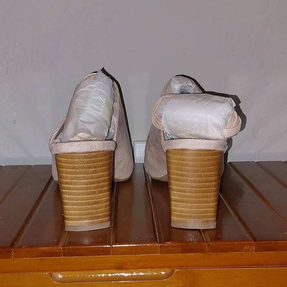 NWOT Adrienne Vittadini suede heels size 10 color cashew - Picture 3 of 10